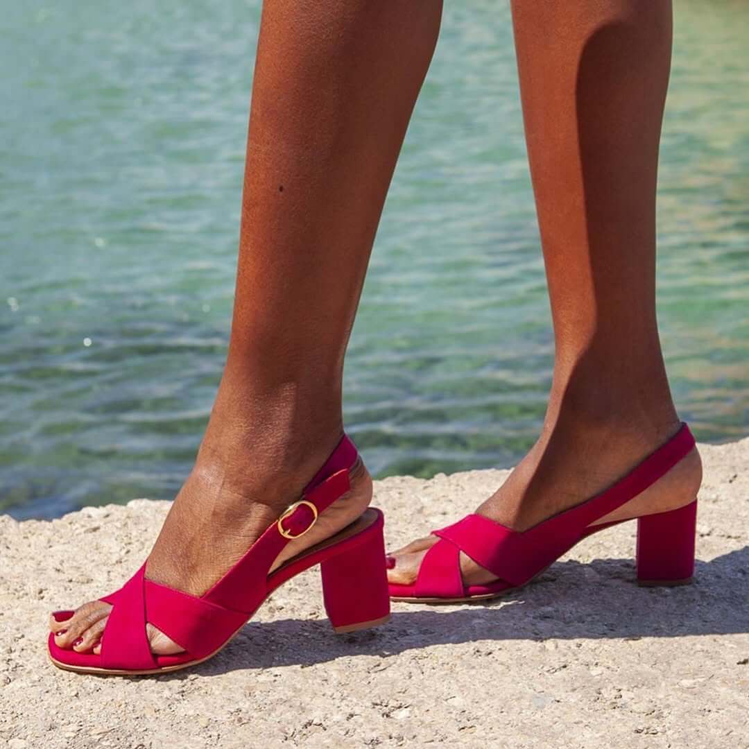 Sandalias con tacón de bloque y tira cruzada