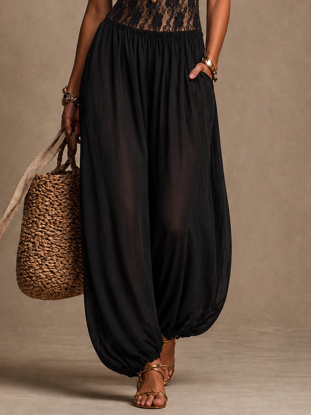 Laia | Halter-jumpsuit i spets och flytande tyg