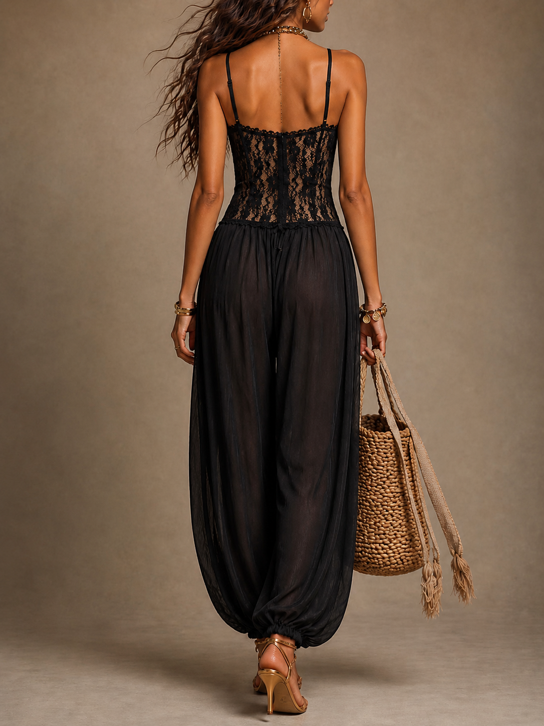 Laia | Halter-jumpsuit i spets och flytande tyg