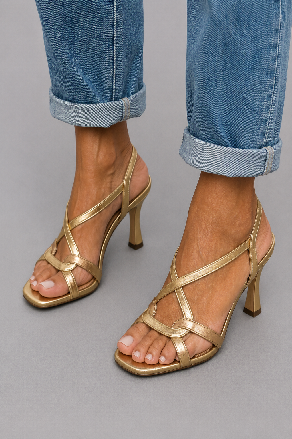 Sandalias Doradas Metálicas con Tiras Cruzadas