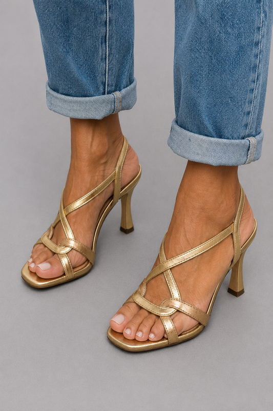 Sandaler i guldfärgad metallic med korsade remmar